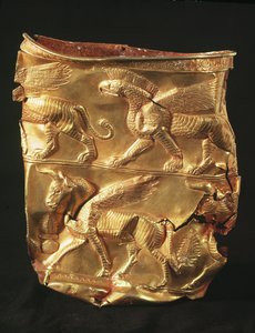 Beger dekorert med bevinget okse og monstre med ørnehoder, fra Marlik, Iran (gull)