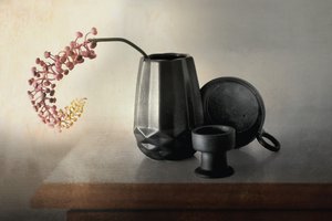 Keramisk stilleben med rosa bær av Elena Arjona