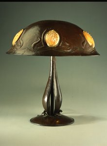 Bordlampe, ca. 1910 (skall av kobber og perle) av Elizabeth Eaton Burton
