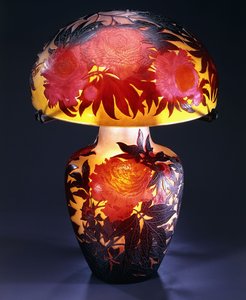En bordlampe i dobbelt overlagt og etset glass,