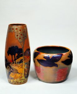 Vaser i Cameo-glass med kulekropper av Emile Galle