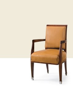 Lenestol for Salon de Thé på S.S. Île de France, ca. 1927 (beiset eik med skinntrekk og saboter i sølvfarget bronse) av Émile Jacques Ruhlmann