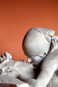 Monumental kirkegård. Kysset på en gravstein. Milan. Italia. av Emilio Quadrelli