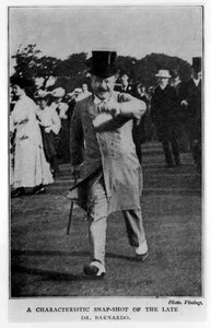 Et karakteristisk øyeblikksbilde av den avdøde Dr Barnardo (1845-1905) (s/hvitt-bilde) av English Photographer