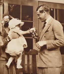 Et barn gir kong Edward VIII en bukett på Enham Village Centre, 1926 av English Photographer