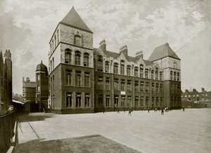 A Famous London Board School (s/hvitt bilde) av English Photographer