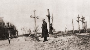 En russisk soldat ved graven til en våpenkamerat under første verdenskrig, fra The Illustrated War News, 1915 av English Photographer