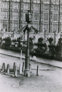Et trafikksignal på en gate i London av English Photographer