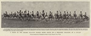 En tropp av de andre dragonvaktene (Scots Greys) på en feltdag som lader i galopp av English Photographer