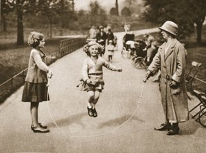 En jente som hopper i Hyde Park eller Kensington Gardens, fra Wonderful London, publisert 1926-27 (fotogravure) av English Photographer