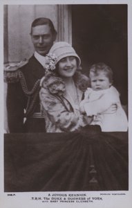 Et gledelig gjensyn, TRH Hertugen og hertuginnen av York med babyen prinsesse Elizabeth (s/hv-bilde) av English Photographer