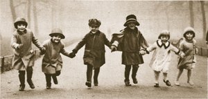 En rekke velkledde barn som løper i Hyde Park, fra Wonderful London, publisert 1926-27 (fotogravyr) av English Photographer