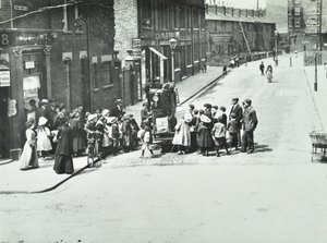 En gateorganist i Putney, London, 1886 av English Photographer
