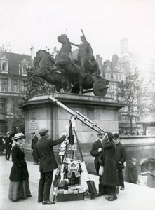 Et teleskop for å se på Big Ben på vollen ved Boadicea-statuen av English Photographer