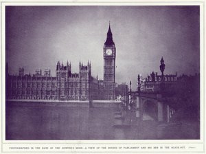 En utsikt over Houses of Parliament og Big Ben i strålene fra jegerens måne, under black-out, fra The Illustrated War News, publisert 8. november 1939 av English Photographer