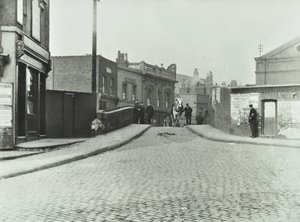 En hvit hest reiser ned Rhodeswell Road mot Old Victory Bridge, 1895 av English Photographer