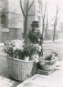 En kvinnelig blomsterselger av English Photographer
