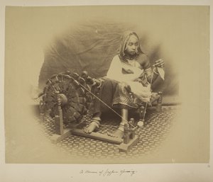 En kvinne fra Jeypore spinning, ca. 1890 (s/hvitt-bilde) av English Photographer