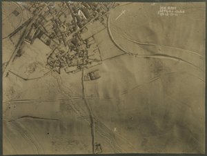 Flyfoto med skyttergraver fra første verdenskrig, 1917 av English Photographer