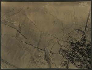 Flyfoto med skyttergraver fra første verdenskrig, 1918 av English Photographer