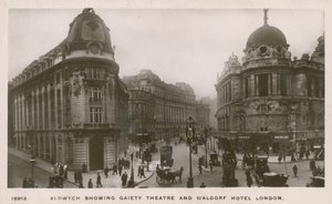 Aldwych som viser Gaiety-teater og Waldorf Hotel av English Photographer
