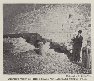 En annen utsikt over skadene på Sandgate Castle Wall av English Photographer