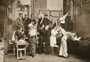 Bak kulissene: Forberedelse til amatørteater, Handforth, illustrasjon fra tyske fanger i Storbritannia (fotogravyr) av English Photographer