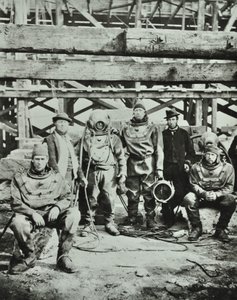 Blackfriars Bridge: bygningsarbeidere poserer med utstyr, 1869 av English Photographer