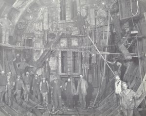 Blackwall Tunnel: en gruppe arbeidere står i luftslusen, 1894 av English Photographer