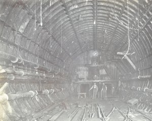 Blackwall Tunnel: to menn står i luftslusen, 1894 av English Photographer