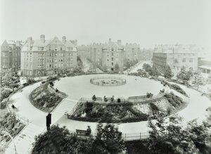 Boundary Estate: Arnold Circus, utsikt over offentlige hager og leiligheter, London av English Photographer