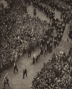 Den britiske statsministeren Winston Churchill og hans kabinett går til Church of St Margaret, Westminster, for en takketjeneste for utfrielse fra trusselen om invasjon av Nazi-Tyskland, 8. mai 1945 (s/hv-foto) av English Photographer