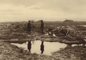 Britiske stridsvogner satt fast i gjørmen før de kunne nå de tyske linjene ved Ypres, Belgia, første verdenskrig av English Photographer