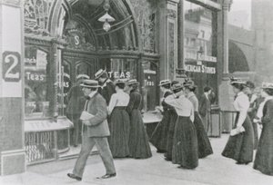 Buckingham Palace Garden Party, 1911 av English Photographer
