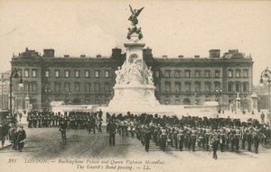 Buckingham Palace og Queen Victoria Memorial; The Guards Band passerer av English Photographer