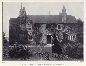 C M Yonge in ihrem Garten in Elderfield von English Photographer