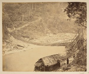 Cane hengebro over Teesta, på vei inn i Bhootan.  Utsikt over Darjeeling. 1870-tallet av English Photographer