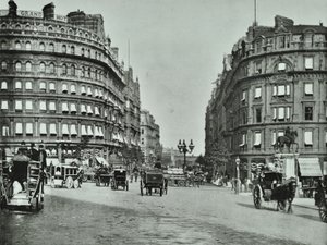 Charing Cross, Westminster LB: Northumberland Avenue fra Trafalgar Square og Charing Cross, 1890 av English Photographer