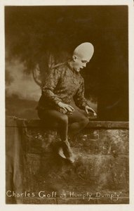 Charles Goff som Humpty-Dumpy (s/h-bilde) av English Photographer