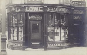 Charles Lowe & Co Drug Store, Newbury, Berkshire (s/hvitt-bilde) av English Photographer