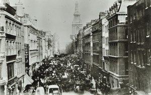 Cheapside, med utsikt østover til Bow Church, City of London, 1880 av English Photographer