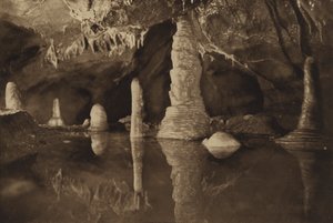 Cheddar-grotter: Reflekterte stalagmittsøyler i rent hvitt og rødt (s/h-bilde) av English Photographer