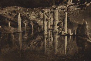 Cheddar-grotter: Stalagmittsøyler, en vakker reflektert gruppe (s/h-bilde) av English Photographer