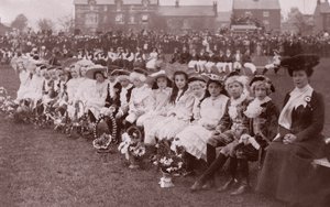 Barnedeltakere i fancy dress-konkurranse, ca. 1910 (svart-hvitt fotograf) av English Photographer