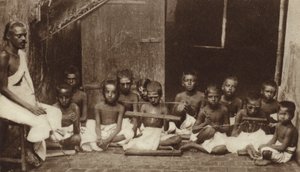 Barn og læreren deres på en skole i India (s/hvitt-bilde) av English Photographer