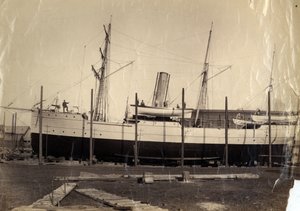Den kinesiske inntektskrysseren "Li Kin" eller hennes søsterskip "Kai Pan" på lappen klar for lansering, 1888 av English Photographer