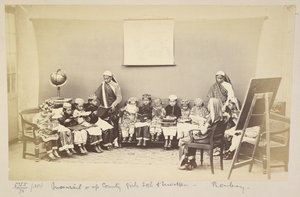 Klasse med elskerinnen på en jenteskole i mofussil eller på landet, Bombay, ca. 1873 (s/hvitt-bilde) av English Photographer