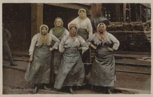 Colliery Lasses (fargebilde) av English Photographer