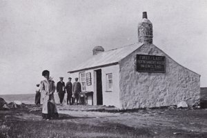Cornwall: First and Last House, Lands End (s/hvitt-bilde) av English Photographer