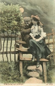 Par som omfavner på en landlig stil (fargebilde) av English Photographer